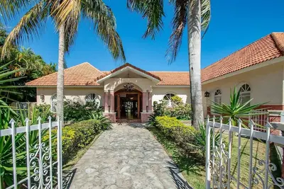 Image de 4bd villa with private pool, Bbq/Ac/Wi-Fi/Tv, steps from beach!