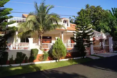 Image de 2-bedroom condo in private villa near sandy beach