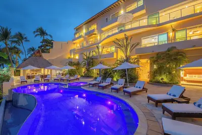 Image de 6 to 12 suites, fully staffed. Saltwater pool.