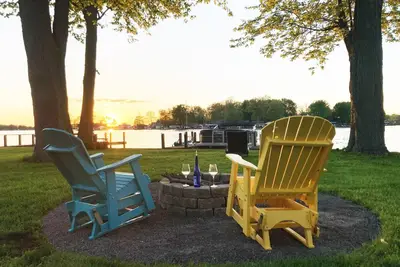 Image de Relaxing Lakehouse Getaway - With or without the kids!