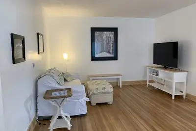 Image de Cottage w/Garage 3 Blocks to Chey. Reg. Med Center