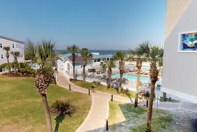 Image de Pet friendly condo w. community pool + partial ocean views!