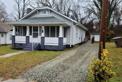 Image de Next to Downtown Greensboro 3 Bedroom / 2 Bathroom Bungalow