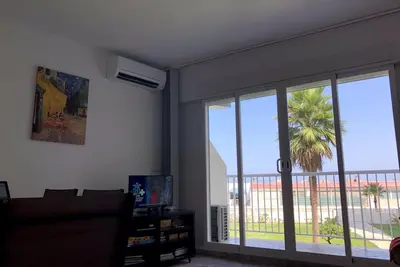 Image de Spacious apartment facing the sea and a few meters from the beach