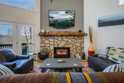 Image de Sanctuary For Stargazers Soaring ceilings, gas log fireplace, golf, lakes, playground