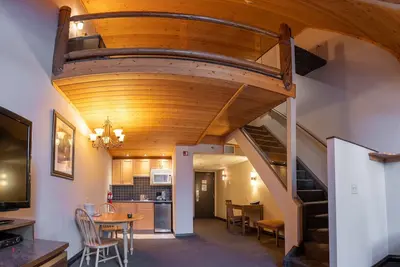 Image de Bright & Open Loft King Suite with Mountain Views
