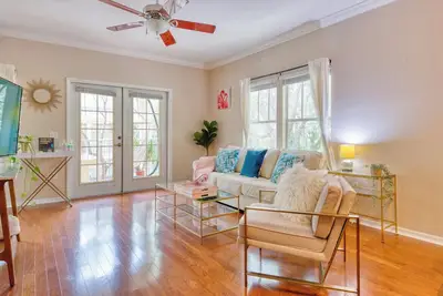 Image de Chic Haile Village 2bed/2bath Condo Overlooking Nature -Access to Pool & Gym