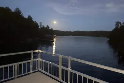 Image de Lovely lakefront home with dock. Summertime stunner. Winter wonderland nearby.