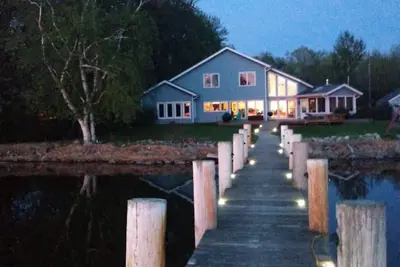 Image de Beautiful 5 bedroom 3. 5 bath Eaa lakehouse. \n with the most beautiful sunsets.