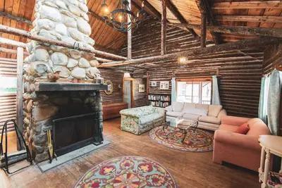 Image de Rustic Log Cabin in All Inclusive Lakeside Mountain Resort