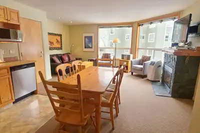 Image de Family & Groups | 2 Q beds + 2 Twin | Walk to Ski Lifts