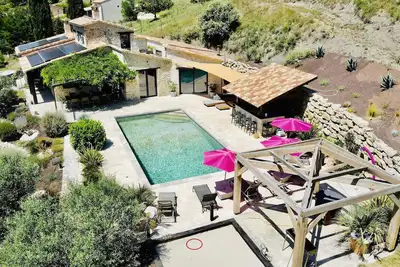 Image de Maison en pierre, piscine, spa, terrain de pétanque, bar extérieur
