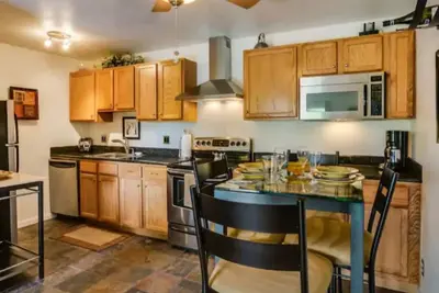 Image de Central, Remodeled, 2-Bdrm Suite Retreat!