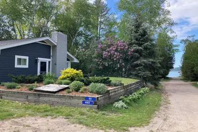 Image de Updated cottage w/ Crystal Lake access, quiet location