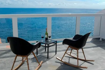 Image de Maison de plage avec magnifique terrasse à côté de l'océan