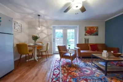 Image de 2 Units & Mins to Uga - The Glory Glory Doghouse