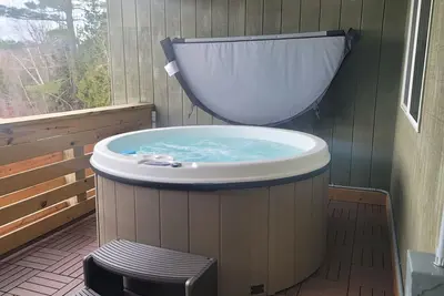 Image de Private Hot Tub, King Size Bed Crystal Mountain 17 miles, Traverse City Sleeps 4