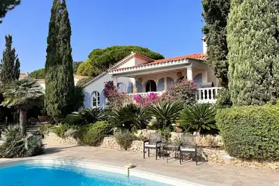 Image de 300 m from the Beach Beautiful, French Villa with heated Pool and Sea View