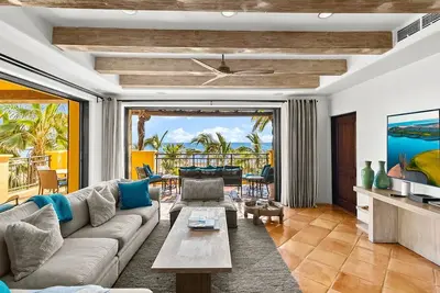 Image de Newly Renovated Condo with Ocean View & Luxury Amenities in Beachfront Resort. Walk to Downtown