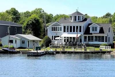 Image de Sunrise Bay - Lakefront home, 🌞rise view & walk to beach w/boat dock