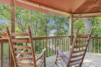 Image de Carters Lake Lakeview Cabin #6 includes free boat slip at the Marina