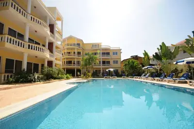 Image de 2bd condo near sandy beach/shops, in secure residence with pool/Tv/Wi-Fi/Ac
