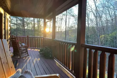 Image de Appalachian Joy \"Superbe cabane en rondins avec intimité mais pratique! 6 personnes!