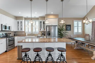 Image de 5 bed 3. 5 bath Home, 5 minutes Walk to Beach!