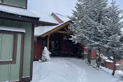 Image de Treetop Townhouse with a short walk to the Ski Slopes and the Village!