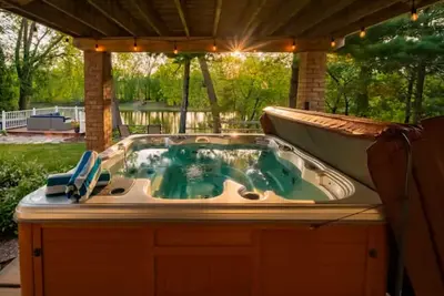 Image de Soak, Relax & Gather - Spacious River Home - Hot Tub, Massage Chair & Kayaks