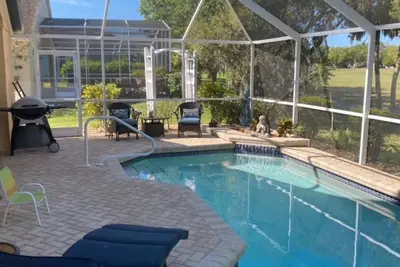 Image de 4 Bedroom house with a heated pool on a public golf course