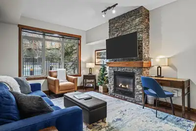 Image de Welcoming Poolside Condo – Perfect for Couples!