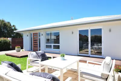 Image de Beach Haven - Modern home located right in town, you wont get better.