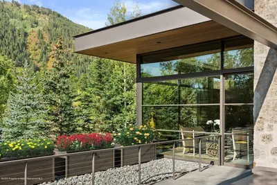 Image de Newly constructed home in East Aspen