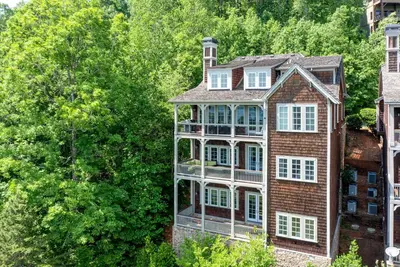 Image de 7 Bedroom Home with Mountain, Golf & Lake Burton Views! Hot Tub. Gated Community