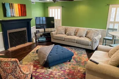 Image de 3pm checkout, Comfy Beds, Big Porch, Pool Table, Ping Pong, Grill, Hbo