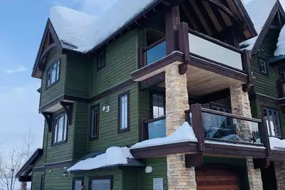 Image de Spectacular 4 BDRoom Creekside Condo at Red Mountain