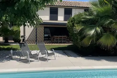 Image de Mas De Standing Avec Piscine Au Centre Du Village