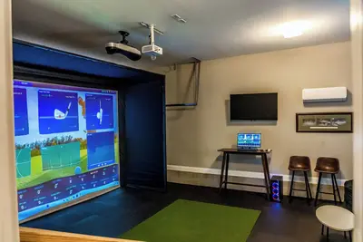 Image de Golf Getaway! Poker Room - Indoor Golf Simulator - Pet-friendly