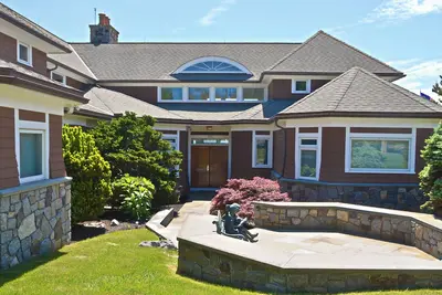 Image de Rockcleft by the Sea: Stunning Oceanfront Mansion Offers Luxury, Comfort, Views