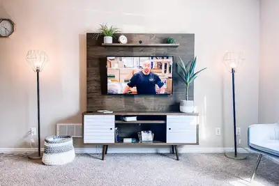 Image de *Stylish Entire Apartment. Free Parking/Wifi/Hulu*