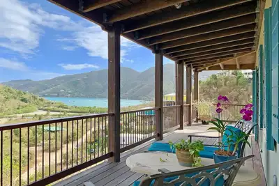 Image de Villa Madeline ~ Cozy Hillside Villa w/ Solar!