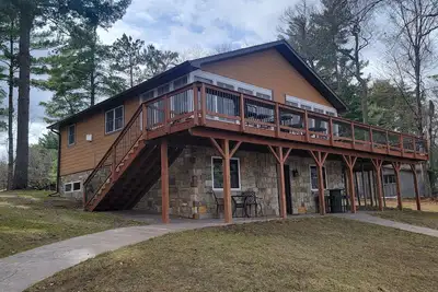 Image de Beautiful and Spacious Lake Home! Large Deck Overlooking Lake!