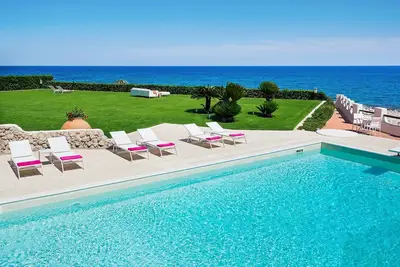 Image de Luxury seafront villa with pool - 12 pax