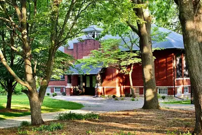 Image de Hills School - Historic Comfort in Sw Mi Wine Country
