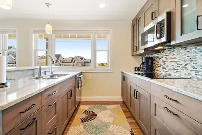 Image de Located directly on the white sands of Pine Point Beach.