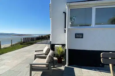 Image de Beautiful cottage with gardens, parking on-site and amazing views over the bay