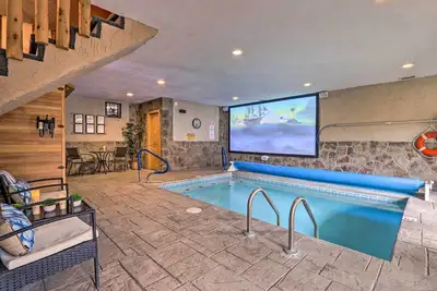 Image de Romantic Smokies Retreat! Indoor Pool & Games