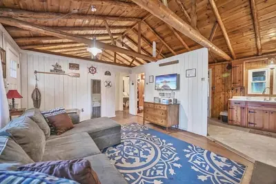 Image de The Cozy Cabin <br>Lakeview cabin in Very desirable location