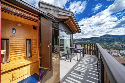 Image de Appartement \"Schwarzhorn\" : Vue sur montagne, sauna à infrarouge et baignoire sur pieds.